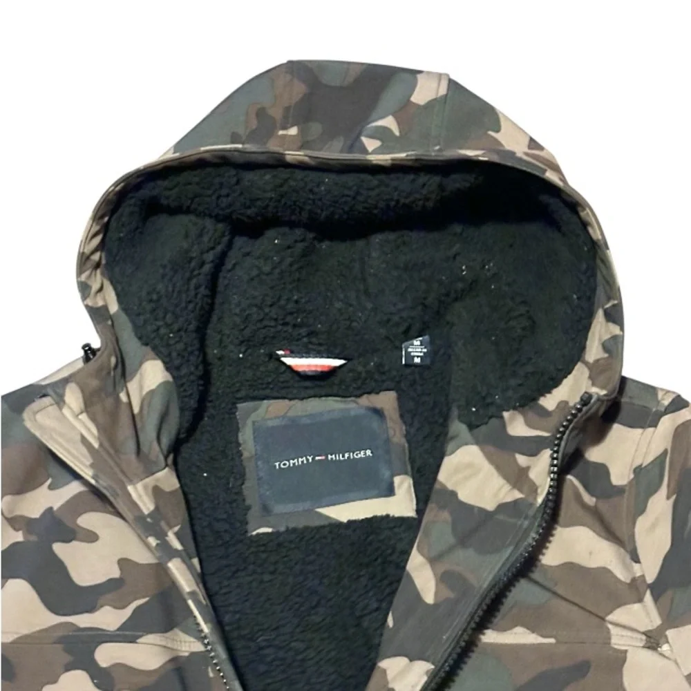 Tommy Hilfiger Men’s Sherpa Lined Softshell Hooded Camo Jacket Size M Medium